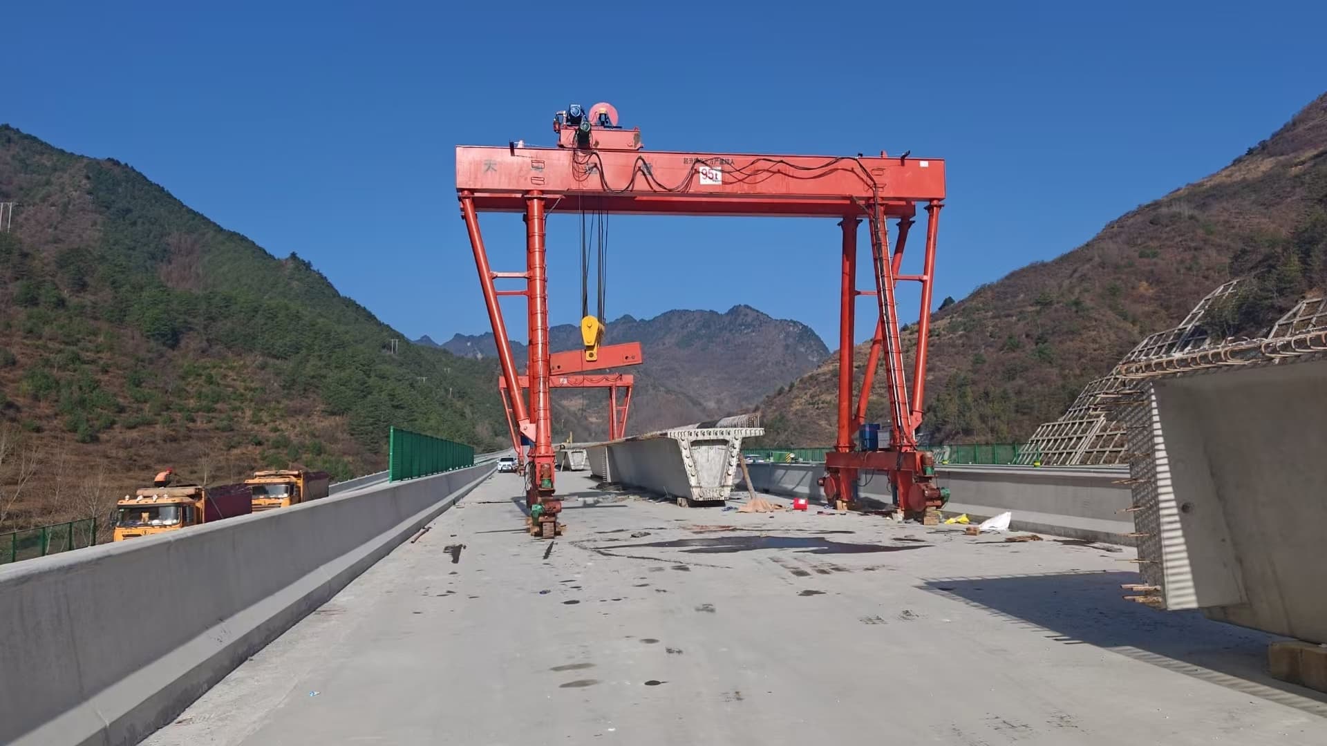 内蒙古包厢龙门吊租赁公司 轨道式集装箱龙门吊防护措施分享